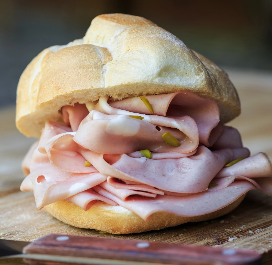 La mortadella nella sua soluzione naturale, panino alla mortadella