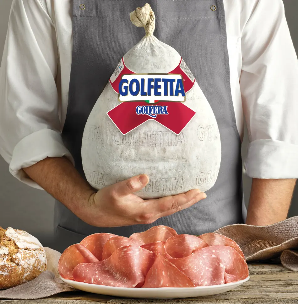Golfetta intera tenuta in mano da un salumiere
