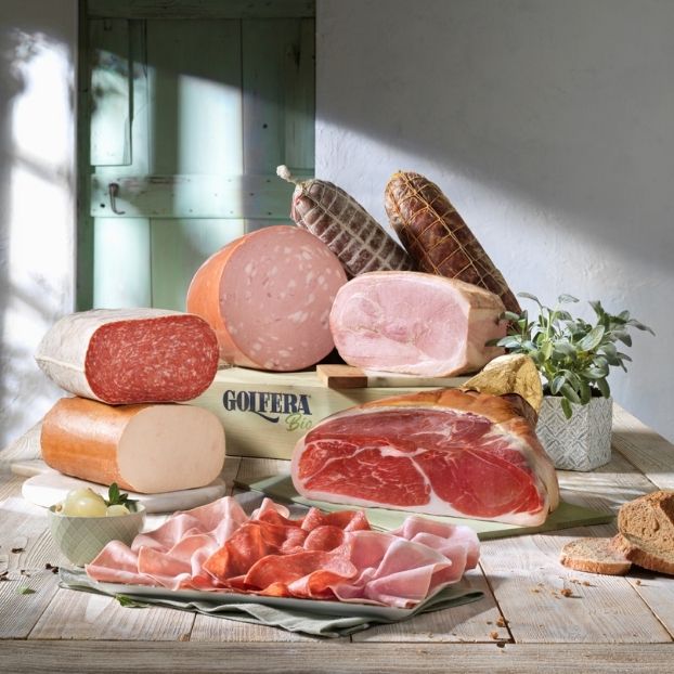 Golfera Bio, selezione di salumi biologici su un tavolo di legno