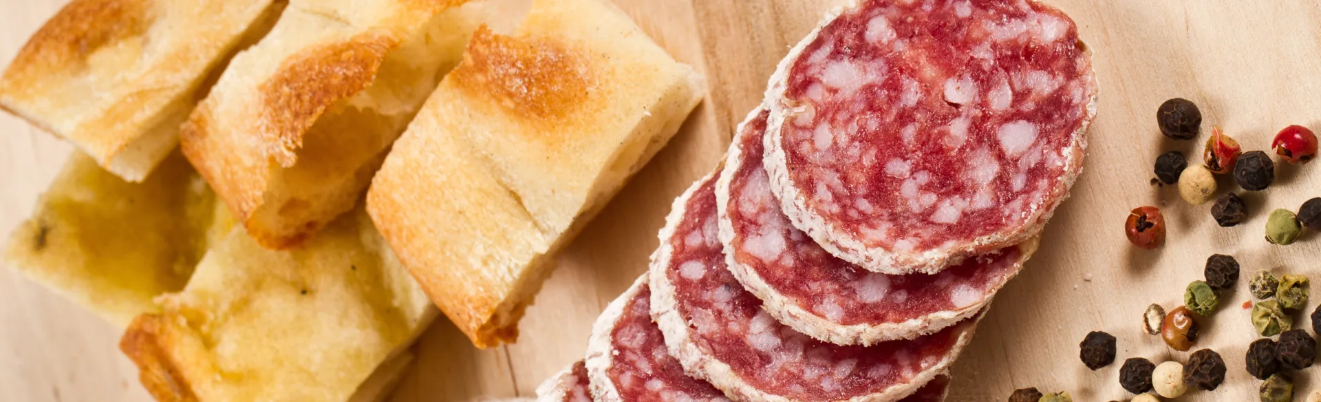 Salsiccia primizia Romagnola a fette sul tagliere
