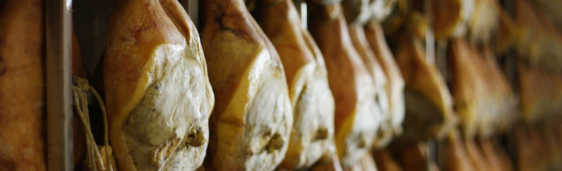 Prosciutti prodotti nel prosciuttificio Golfera a Collecchio