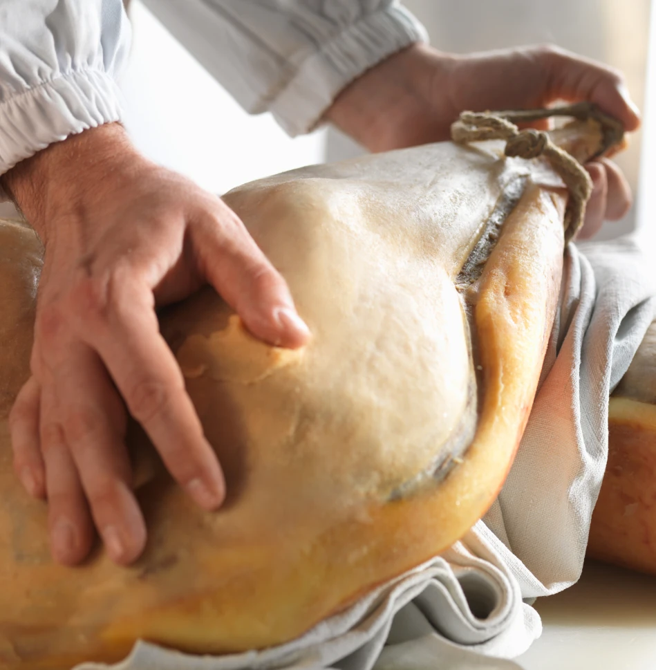 Produzione certificata di prosciutti di altissima qualità