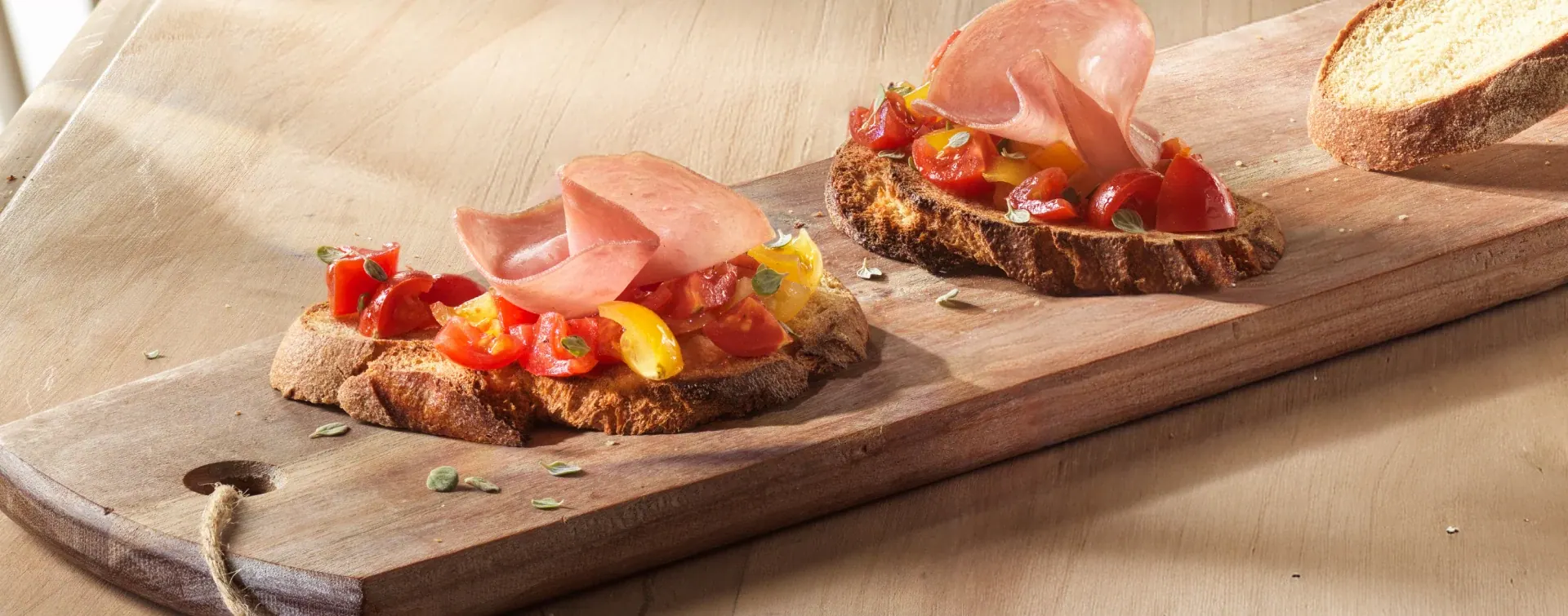 Affettato magro di Bresì al tacchino, su bruschetta gourmet