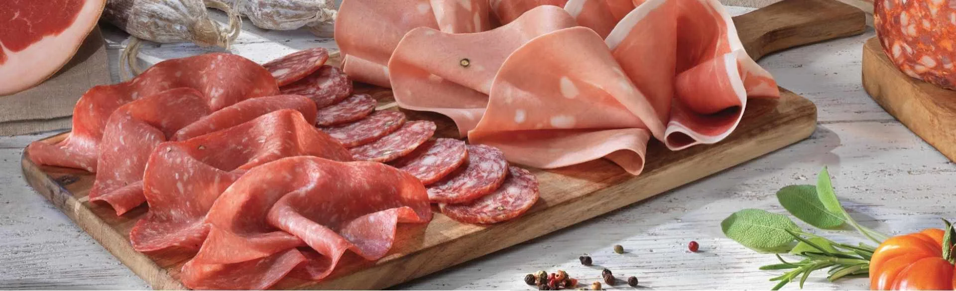 Affettati su tagliere senza glutine e senza lattosio