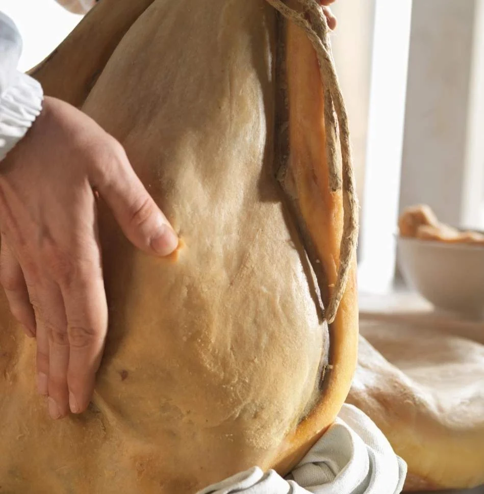 Tra i salumi tipici della Romagna spiccano i prosciutti crudi artigianali locali, spesso salati a mano, come il San Valentino Golfera.