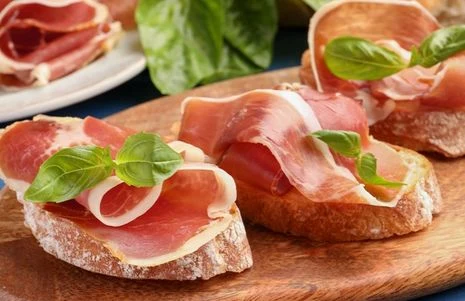 bruschette salate con prosciutto crudo