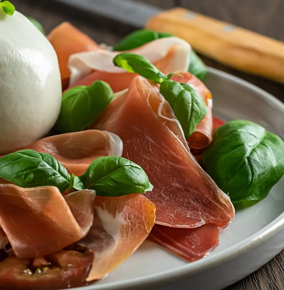 Insalata proteica con Bresì di Manzo Golfera, pere a fettine e noci tostate